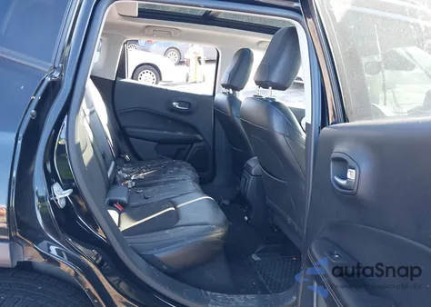 2018 Jeep Compass Latitude 4X4 из США, поврежденный, VIN 3C4NJDBBXJT176258